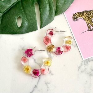 2/$30🌵 Dried Pink Yellow Flowers Clear Acrylic Hoop Earrings Scalloped Boho NEW